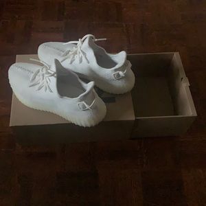 I am selling the yeezy 350 boost triple cream white’s. They have been worn